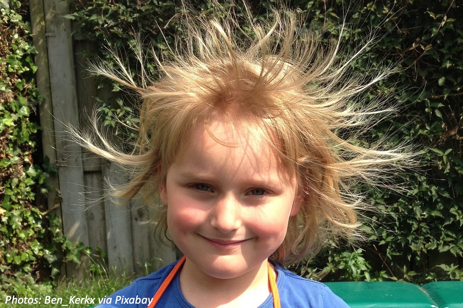 Сильно магнитятся волосы. Девочка с наэлектризованными волосами. Мальчик с наэлектризованными волосами. Статическое электричество волосы. Электризация волос.